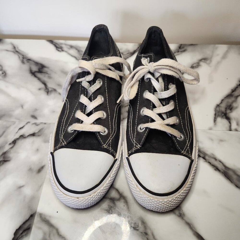 AIR WALK WOMENS WHITE & DENIM BLACK FLAT SNEAKERS SIZE 8 LOAFERS